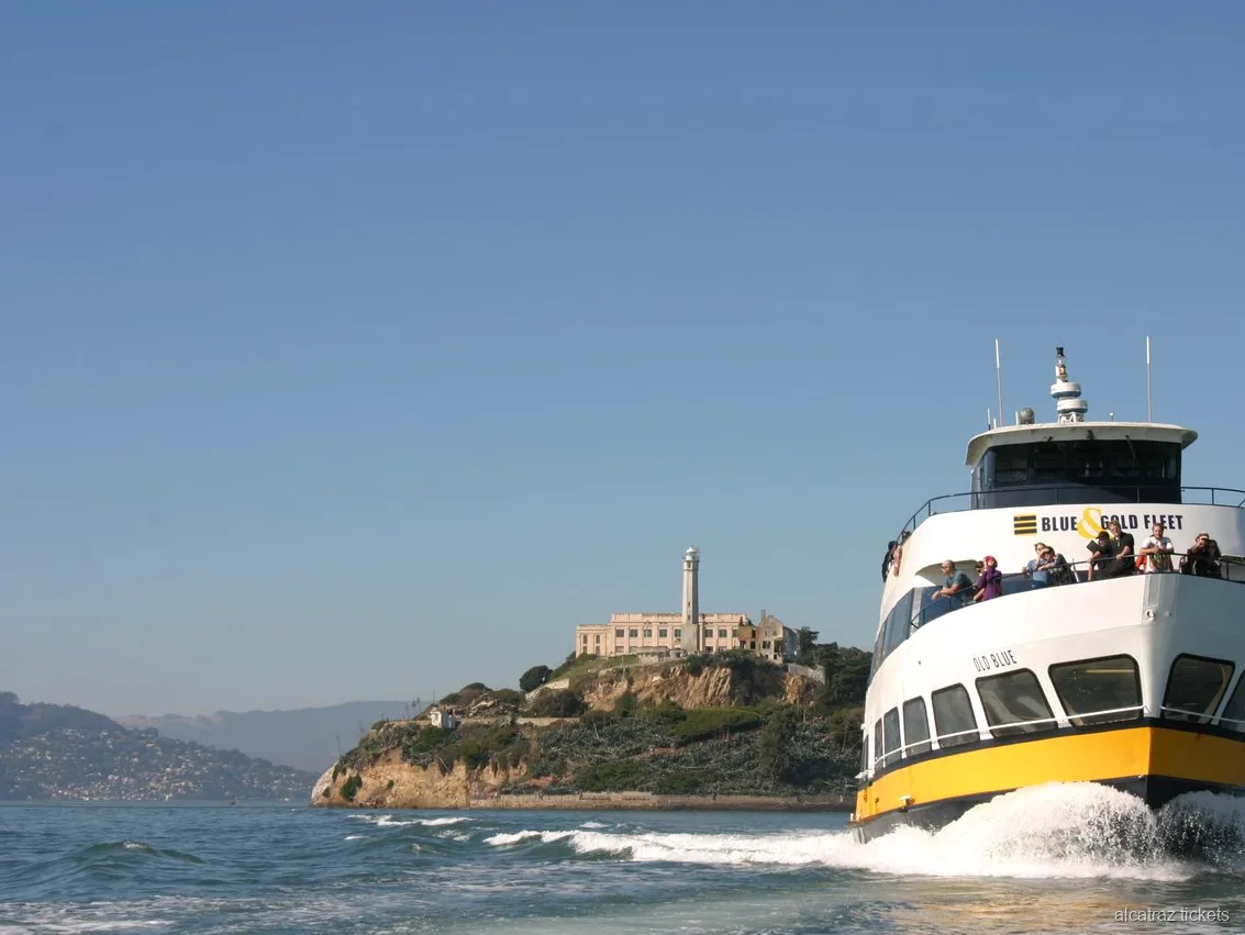 Ausflugsboot auf der Alcatraz Bootstour umrundet die Insel
