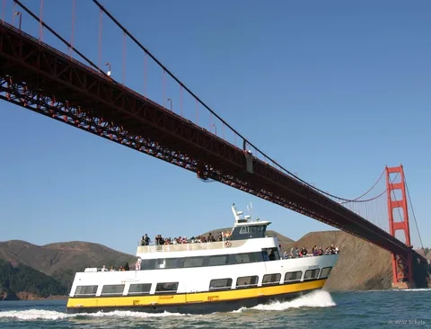 Golden Gate Bridge von unten gesehen auf der Alcatraz Bootstour