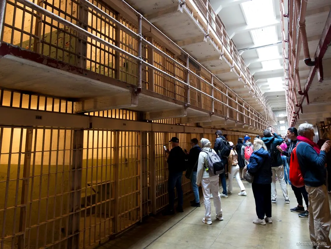 Pasillo del edificio de celdas de la isla de Alcatraz incluido en el combinado del bus hop-on hop-off