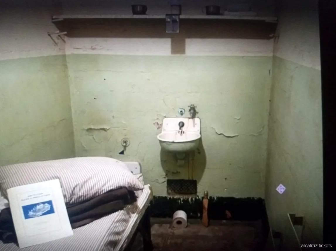 Korridor im Cellhouse von Alcatraz Island, enthalten im Fahrradverleih-Ticket