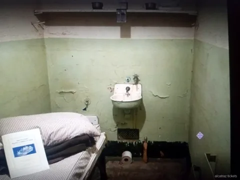 Corredor del edifici de cel·les de l'illa d'Alcatraz inclòs amb l'entrada de bicicleta