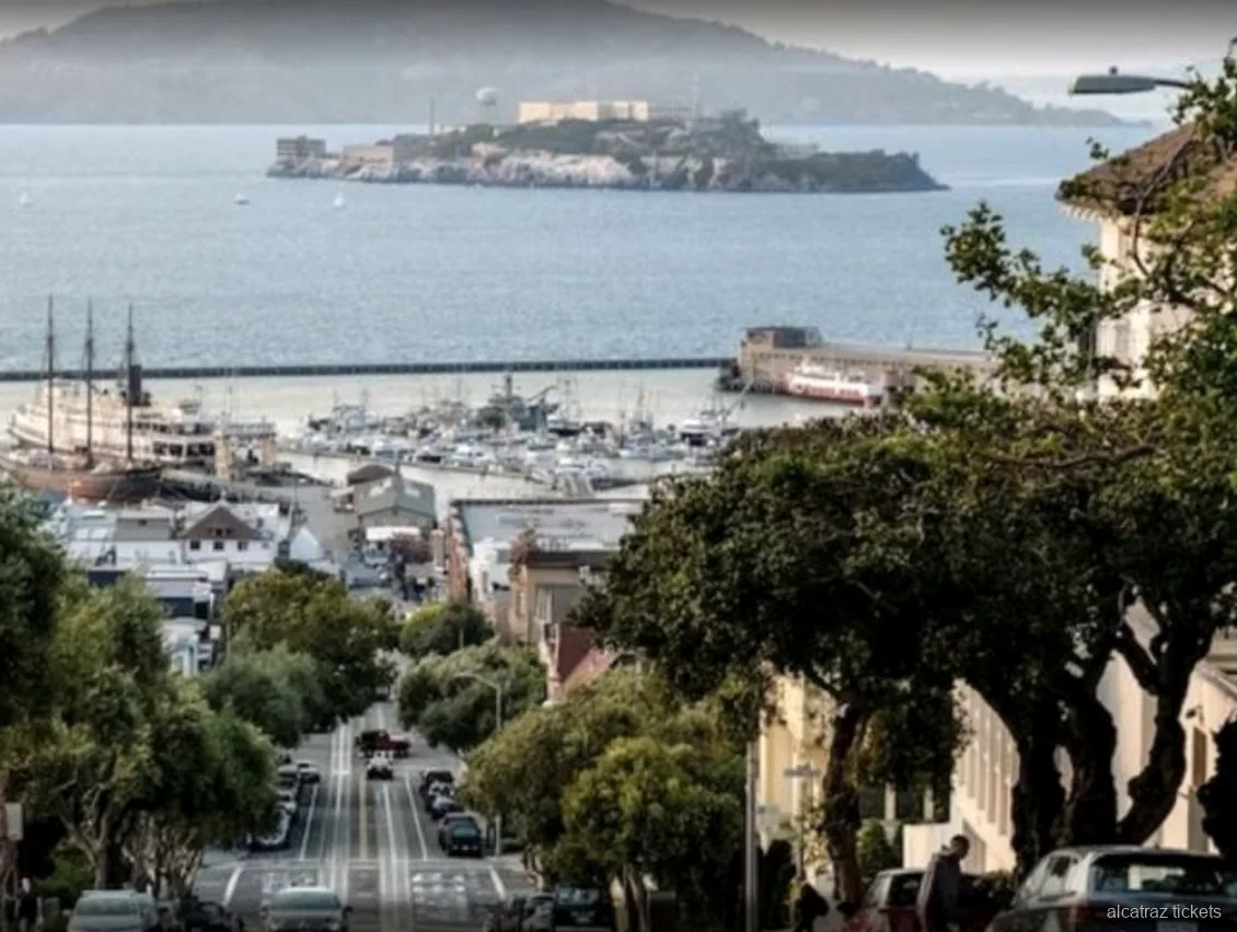 Visitatori del tour del carcere di Alcatraz durante l'audio tour autoguidato del Cellhouse