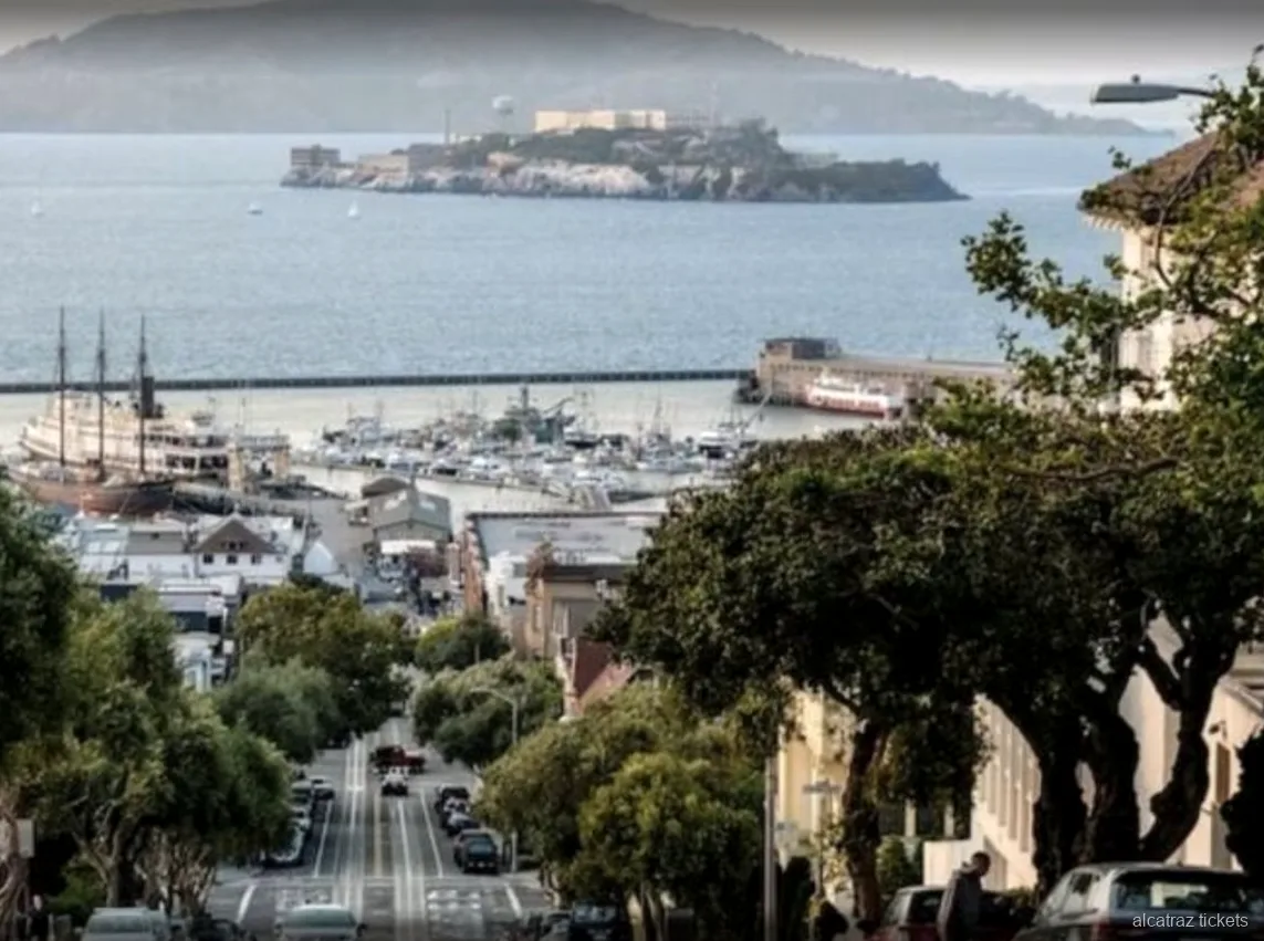 Visitantes del tour de prisión de Alcatraz en la audioguía autoguiada del edificio de celdas