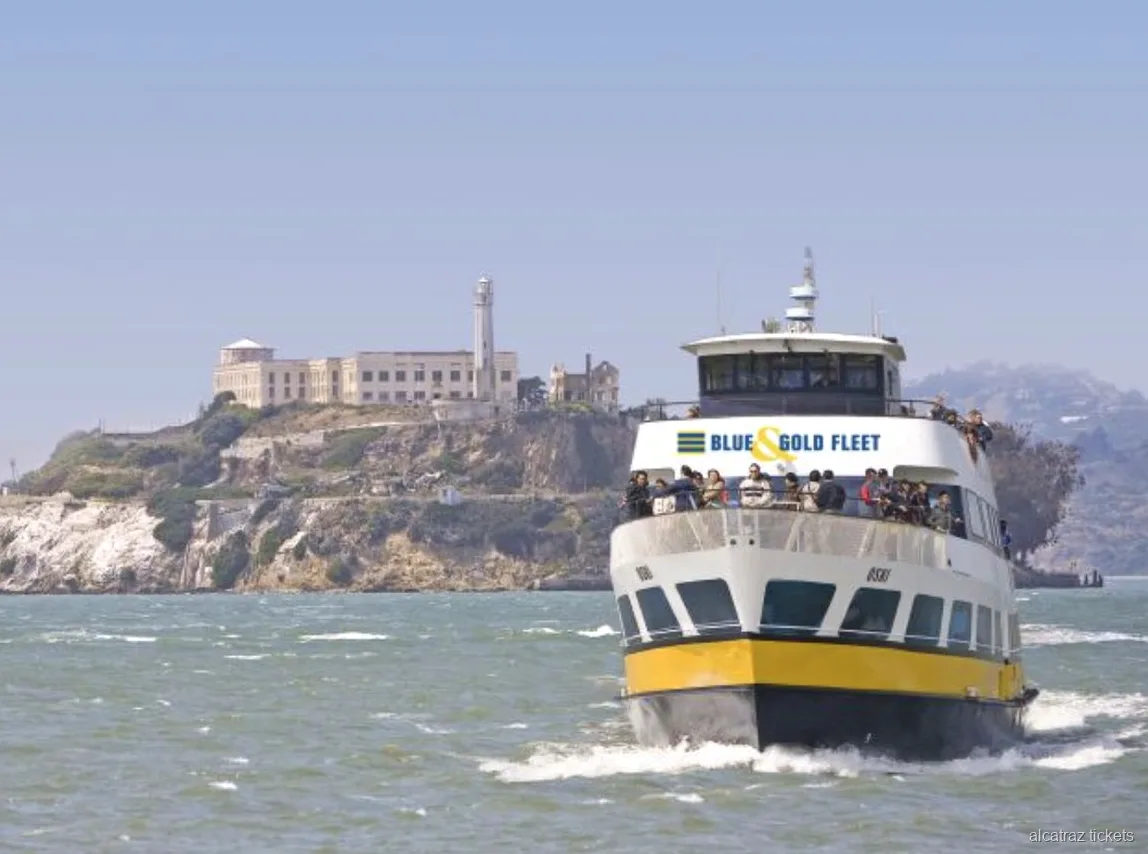 Vista del perfil de San Francisco desde el crucero por la bahía incluido con las entradas de Alcatraz