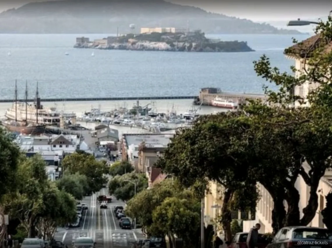 Visiteurs pendant l'audioguide libre du pénitencier d'Alcatraz