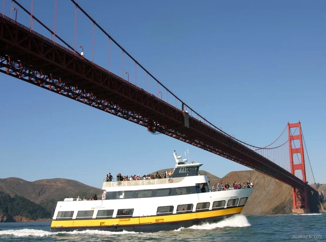 Golden Gate Bridge van onderaf gezien tijdens de Alcatraz rondvaart