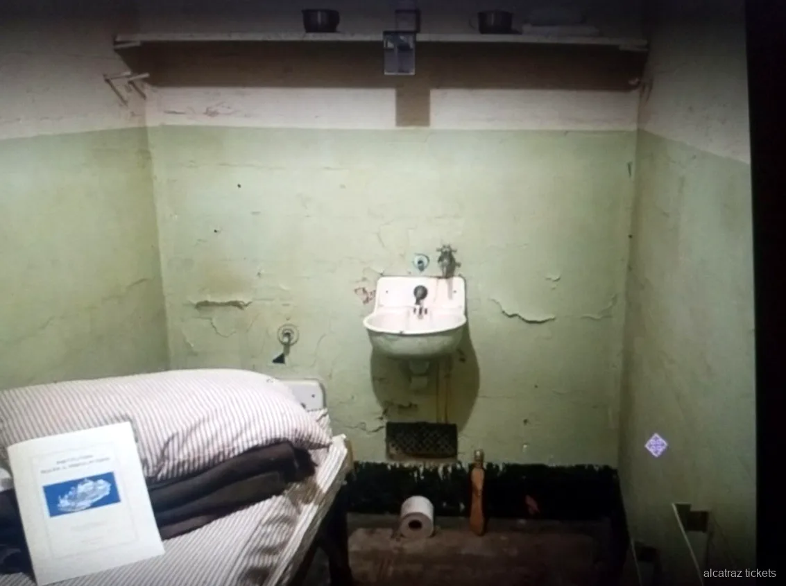 Pasillo del edificio de celdas de la isla de Alcatraz incluido con la entrada de bicicleta