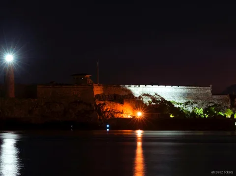 Corridoio del Cellhouse di Alcatraz illuminato per il tour notturno