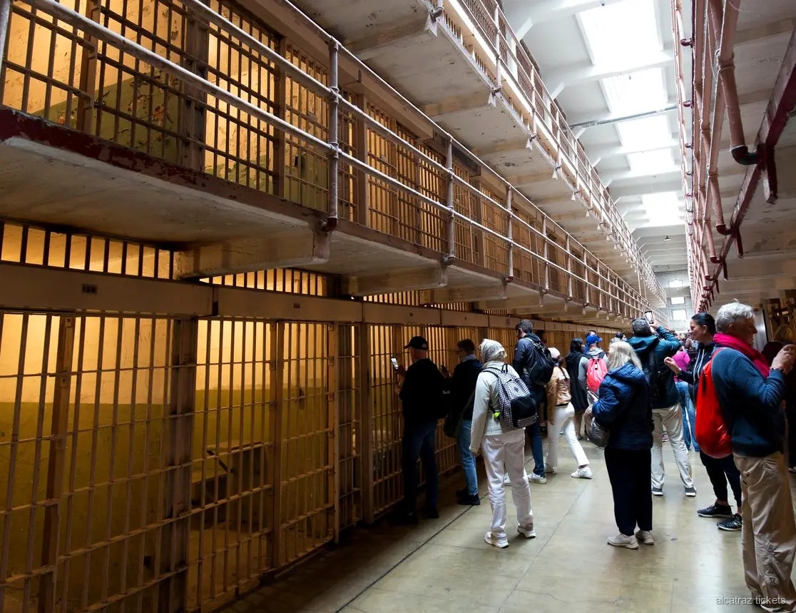 Corredor del edifici de cel·les de l'illa d'Alcatraz inclòs en el combinat de bus hop-on hop-off