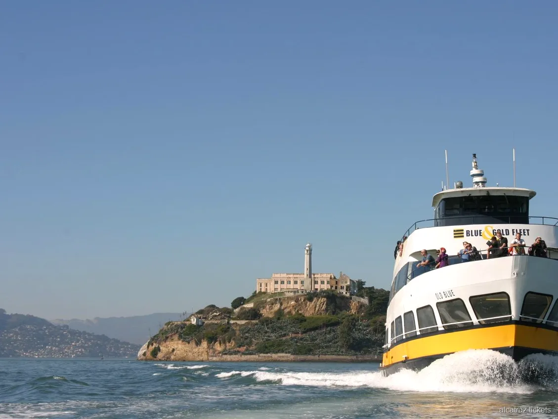 Barca da crociera nella baia di Alcatraz mentre circumnaviga l'isola