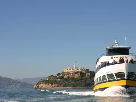Barco turístico en el crucero por la bahía de San Francisco rodeando la isla de Alcatraz