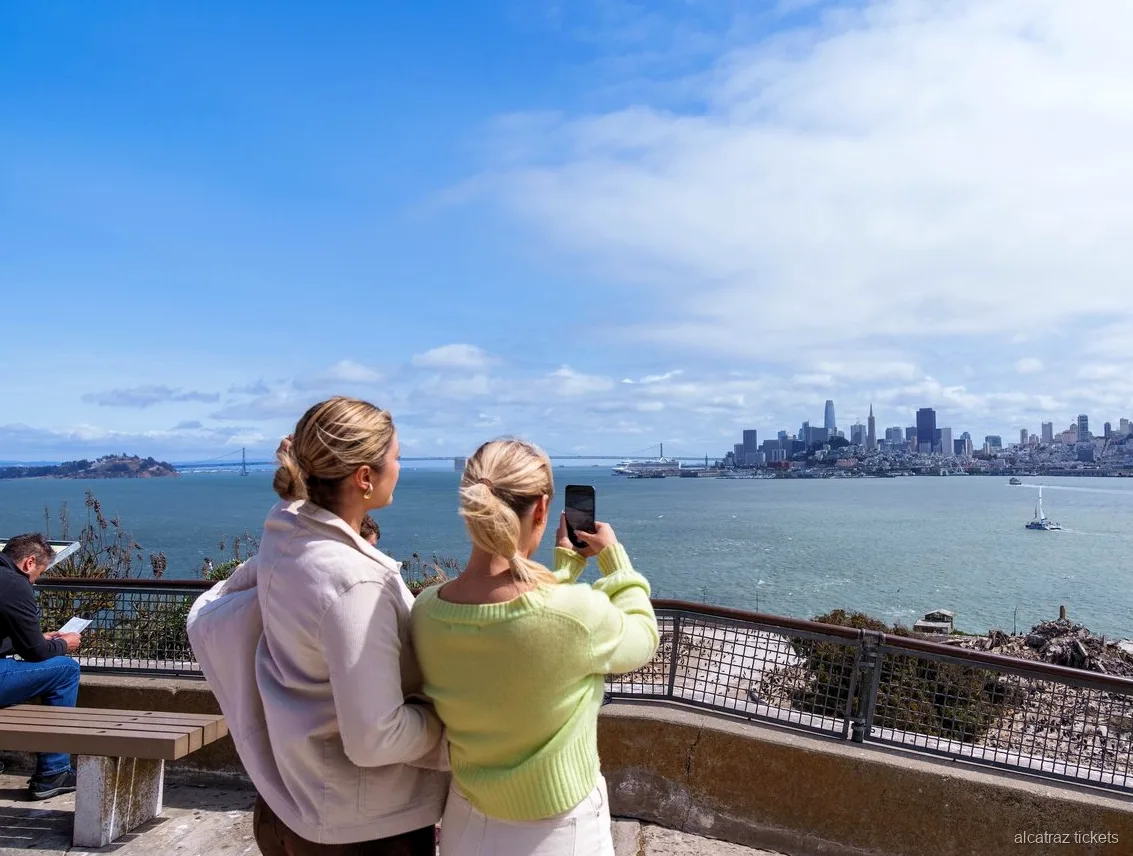 Visitants recorrent l'audioguia Cellhouse d'Alcatraz dins l'edifici de cel·les