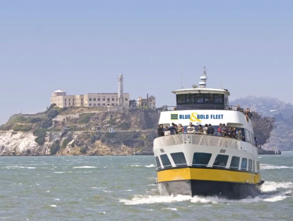 Vista de l'skyline de San Francisco des del creuer per la badia inclòs amb les entrades d'Alcatraz
