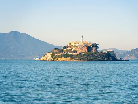 Alcatraz veerboot die de baai van San Francisco oversteekt richting Alcatraz Island