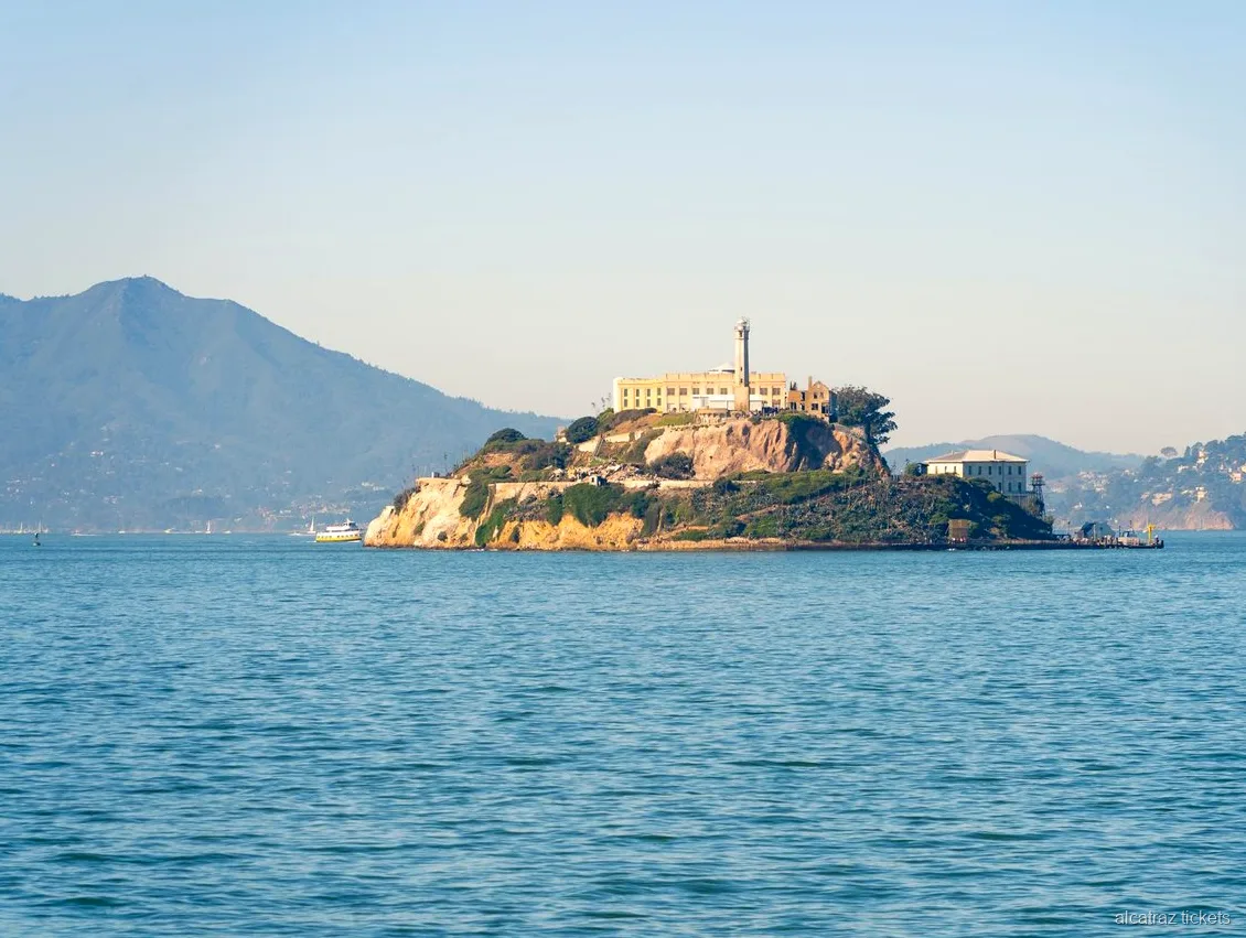 Alcatraz veerboot die de baai van San Francisco oversteekt richting Alcatraz Island