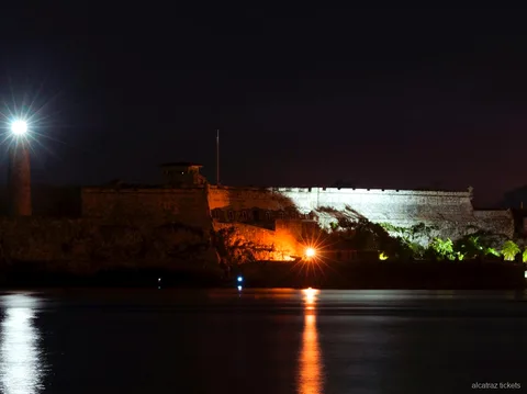 Corredor del edifici de cel·les d'Alcatraz il·luminat per al tour nocturn