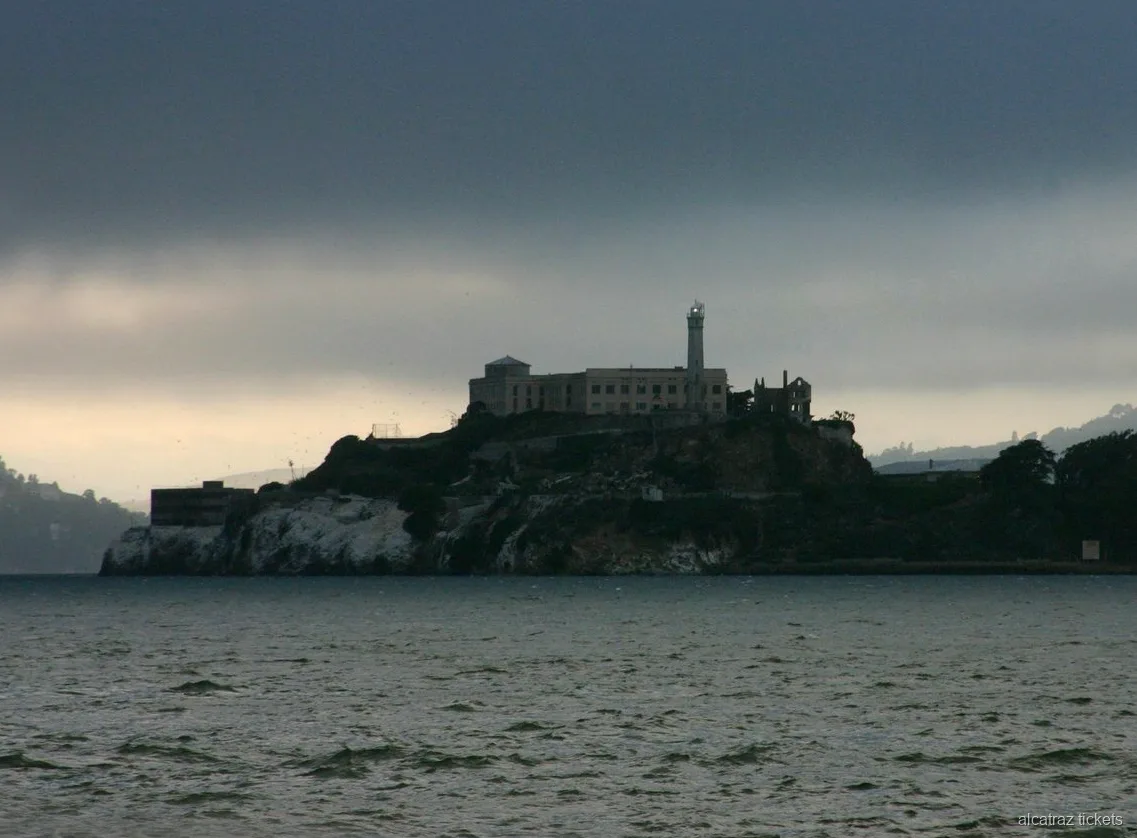 Bloque de celdas de la isla de Alcatraz incluido en la entrada del tour nocturno