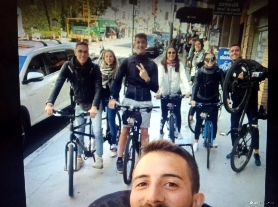 Cycliste roulant vers le Golden Gate Bridge sur la formule Alcatraz avec location de vélo